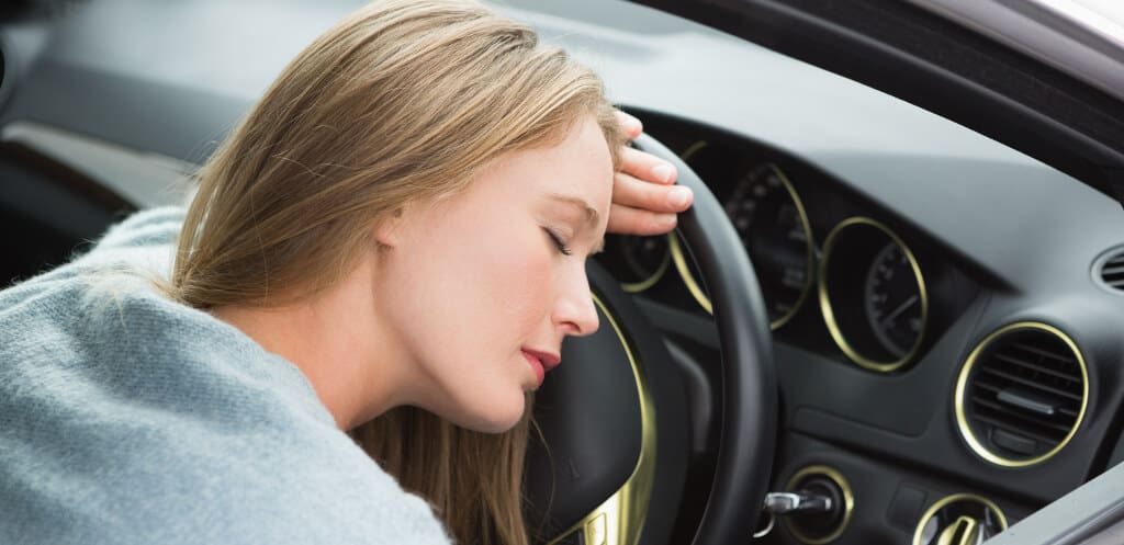 evitar dormirse al volante mientras conduces