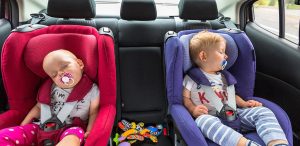 transportar niños en coche