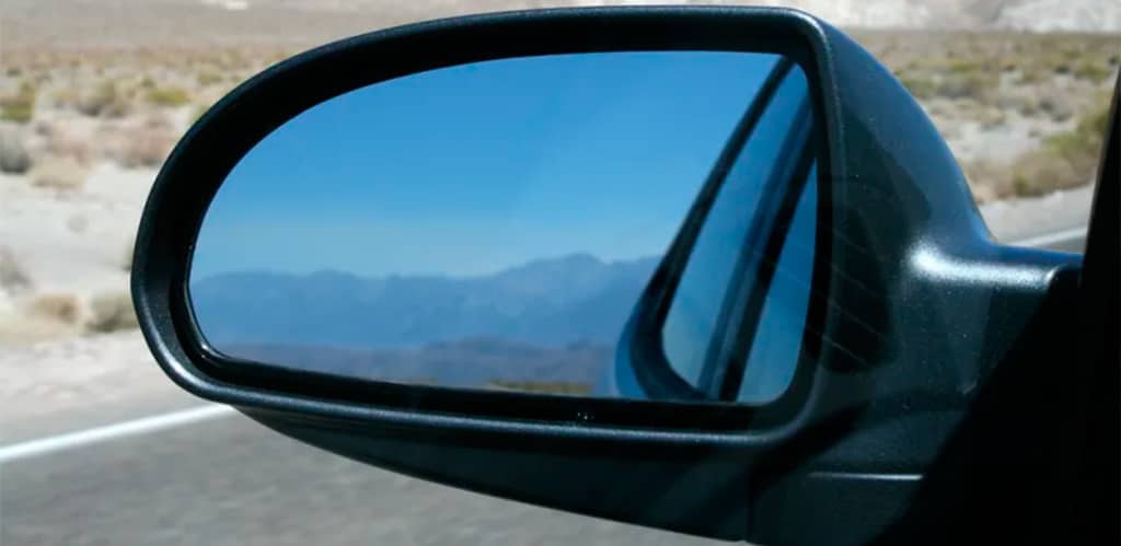 Así debes ajustar los espejos retrovisores del coche para evitar ángulos  muertos